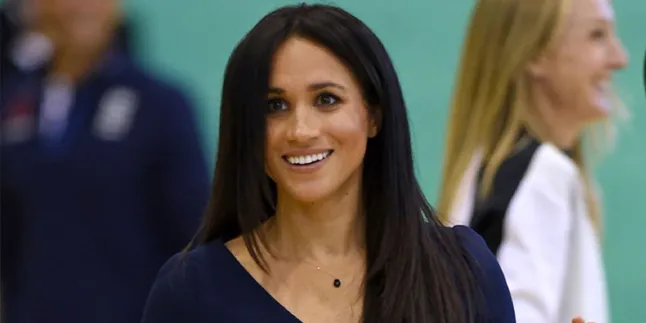 Tak Ditemani Pangeran Harry, Meghan Markle Dandan Cantik & Anggun