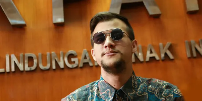 Tak Hanya Aurel, Stuart Collin Juga Ikutan Ujian Nasional Paket C