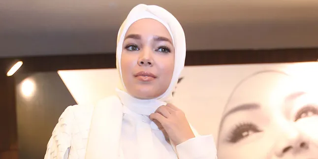 Tak Hanya Banjir, Dewi Sandra Juga Peduli Tentang Macet Jakarta