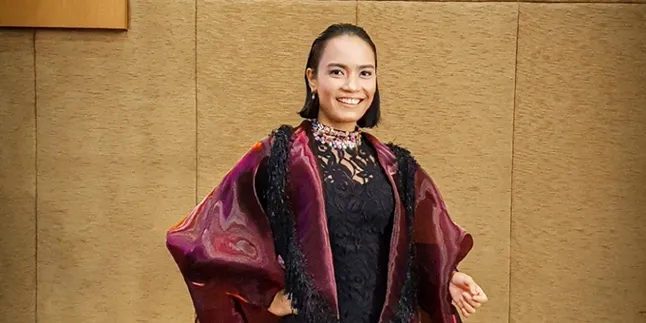 Tak Hanya Bersuara Emas, Penyanyi Maria Calista Juga Jadi Dosen