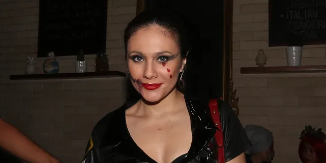 Tak Hanya Cantik, Wulan Guritno Juga Cute Banget Saat Kecil Tak Hanya Cantik, Wulan Guritno Juga Cute Banget Saat Kecil