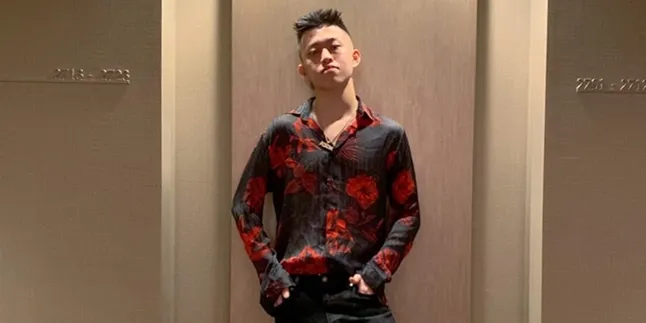 Tak Hanya Main Musik, Rich Brian Juga Hobi Masak dan Ciptakan Resep Makanan Tak Hanya Main Musik, Rich Brian Juga Hobi Masak dan Ciptakan Resep Makanan