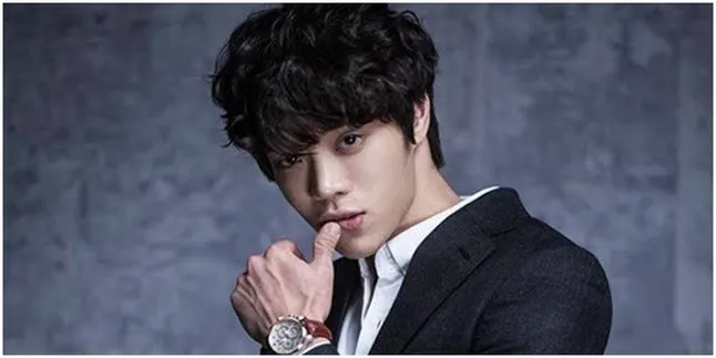 Tak Hanya Pandai Menyanyi, Eddy Kim Juga Jago Bermain Gitar number