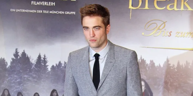 Tak Hanya Pegangan Tangan, Robert Pattinson Juga Cium FKA Twigs Tak Hanya Pegangan Tangan, Robert Pattinson Juga Cium FKA Twigs