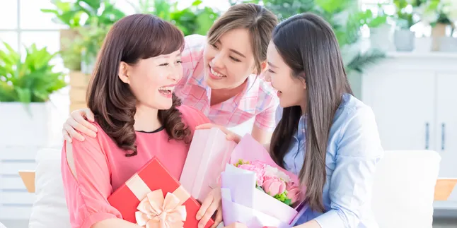 Tak Harus Barang Mewah, Pilihan Kado ini Bikin Orangtua Tambah Bahagia