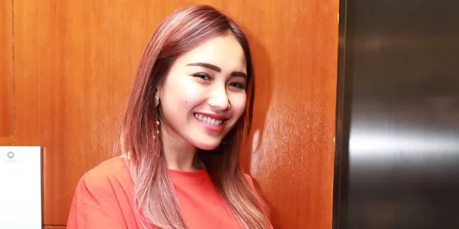 Tak Ikut Foto Keluarga di Belanda, Ayu Ting Ting Tetap Bahagia