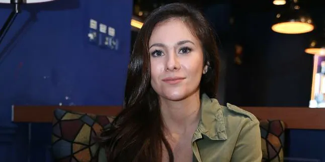 Tak Ingin Buah Hati 'Kecanduan' Gadget, Ini Yang Dilakukan Wulan Guritno