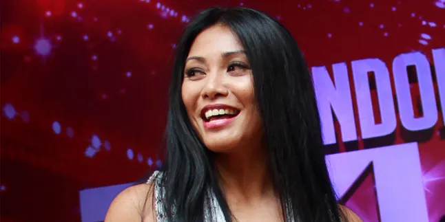 Tak Ingin Egois, Anggun Tinggalkan Anak di Perancis