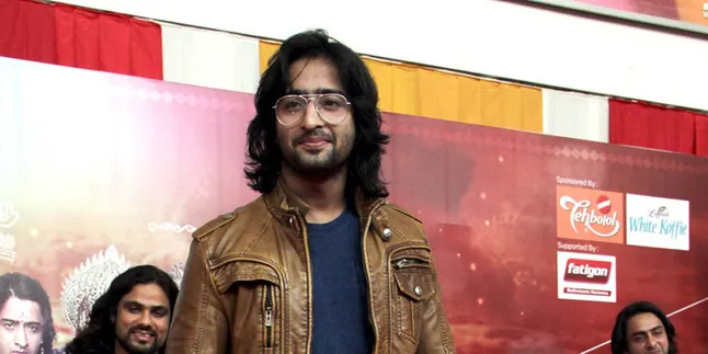 Tak Jaim, Shaheer Salat Jumat Bareng Karyawan di Lobi Kantor