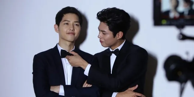 Tak Janjian, Song Joong Ki - Park Bo Gum Justru Pakai Kaos Couple Tak Janjian, Song Joong Ki - Park Bo Gum Justru Pakai Kaos Couple
