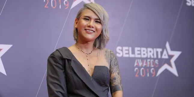 Tak Lagi Dekat dengan Roy Kiyoshi, Evelyn Bantah Dirinya Pacari Cewek Tak Lagi Dekat dengan Roy Kiyoshi, Evelyn Bantah Dirinya Pacari Cewek