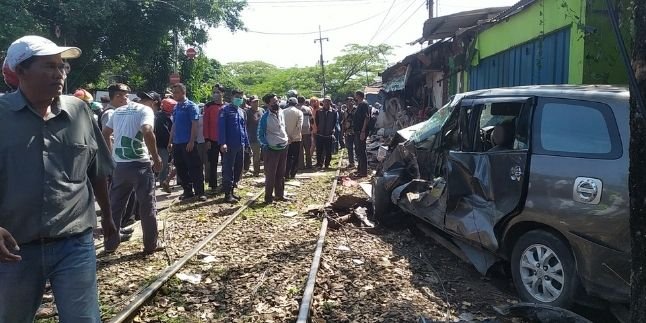Didn't See the Train Coming, Inova Car Crashes into Pertamina Tank Train