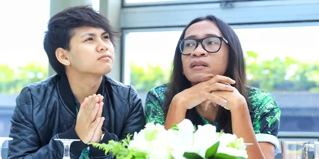 Tak Mau Diceraikan, Evelyn Bersujud dan Cium Kaki Aming Tak Mau Diceraikan, Evelyn Bersujud dan Cium Kaki Aming