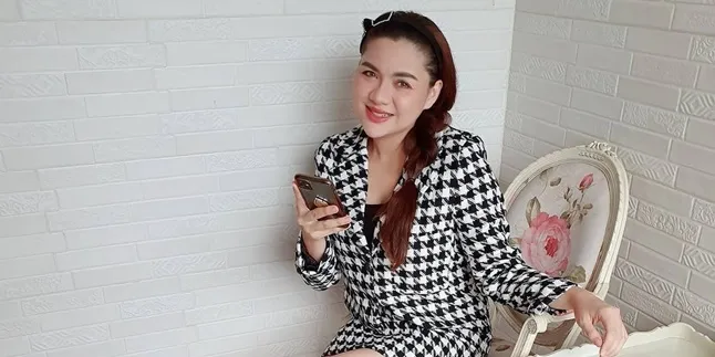 Tak Menggelar Open House, Vicky Shu Bakal Tetap Bagi-bagi THR di Momen Lebaran Tak Menggelar Open House, Vicky Shu Bakal Tetap Bagi-bagi THR di Momen Lebaran