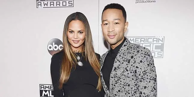Tak Pakai Bra & CD, Area Intim Chrissy Teigen Tertangkap Kamera