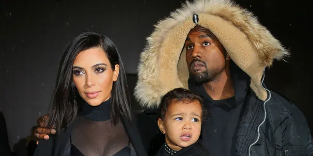 Tak Pakai Cincin Kawin, Hubungan Kim K - Kanye West Retak?