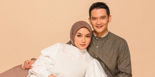 Unconcerned about rumors of her husband having a child with another woman, Citra Kirana goes on a date with Rezky Aditya