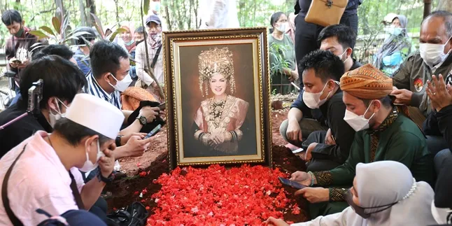 Tak Saling Sapa Ketika Bertemu Di Makam, Keluarga dan Anak-anak Angkat Dorce Gamalama Cek-Cok Tak Saling Sapa Ketika Bertemu Di Makam, Keluarga dan Anak-anak Angkat Dorce Gamalama Cek-Cok