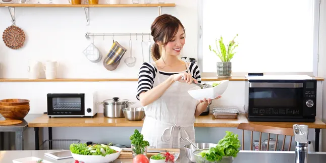 Tak Sekadar Memenuhi Tugasnya, Ternyata Ada Maksud Baik di Balik Masakan Ibu Lho