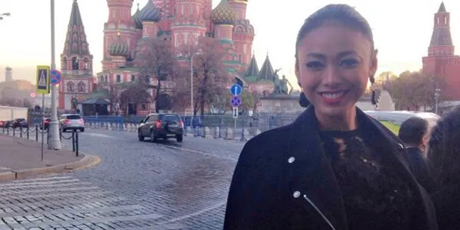 Tak Sempat Ganti Baju, Puteri Indonesia Tetap Menawan di Rusia Tak Sempat Ganti Baju, Puteri Indonesia Tetap Menawan di Rusia