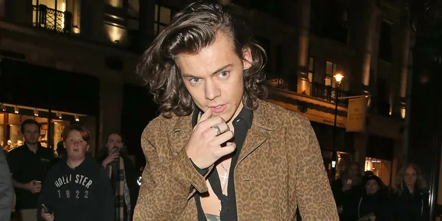 Tak Sengaja, Harry Styles Tiru Gaya 'Maju Mundur Cantik' Syahrini