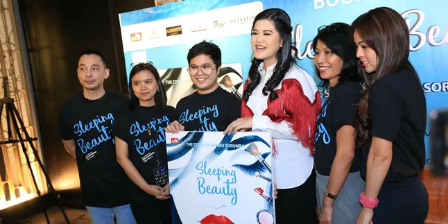 Tak Suka Pakai Make Up, Kahiyang Ayu Sering Kena 'Omel' MUA Bennu Sorumba Tak Suka Pakai Make Up, Kahiyang Ayu Sering Kena 'Omel' MUA Bennu Sorumba
