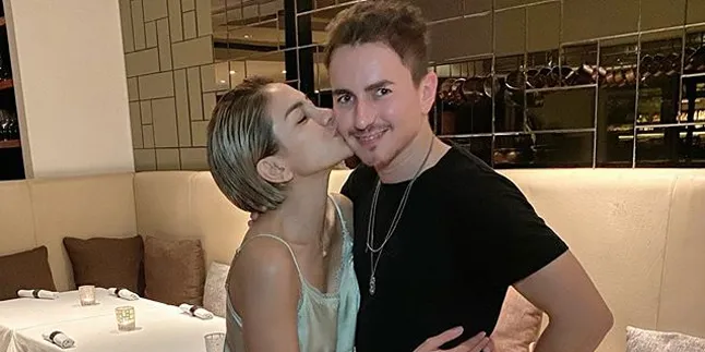 Tak Trauma Pacaran dengan Bule, Nikita Mirzani Ungkap Statusnya dengan Jorge Lorenzo