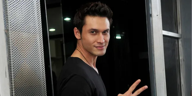 Takut Disemprot Ibu, Indra L Bruggman Malah Ingin Pesta Lingerie?