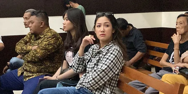 Tamara Tyasmara Sakit Hati Ditertawakan Adik Yudha Arfandi di Ruang Sidang Tamara Tyasmara Sakit Hati Ditertawakan Adik Yudha Arfandi di Ruang Sidang