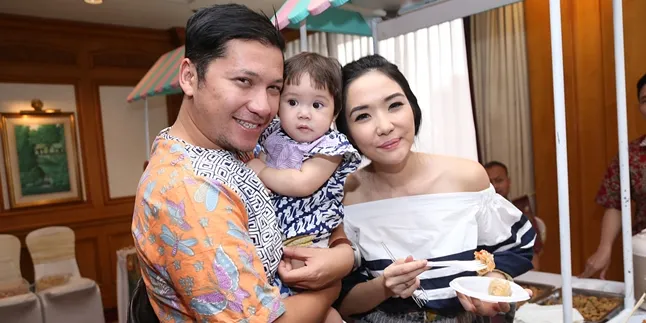 Tampak Bahagia, Gisel Kerepotan Bawa Gempi Liburan ke Luar Negeri