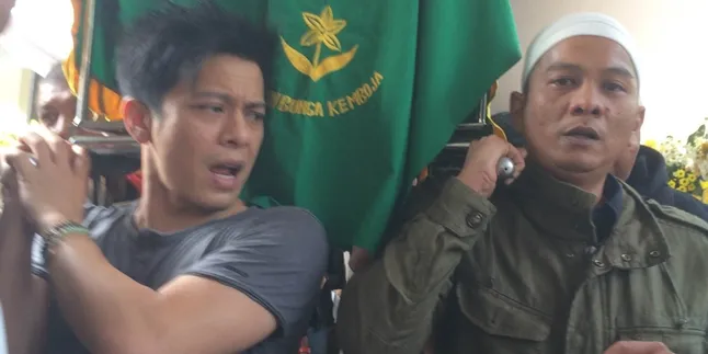 Tampak Letih, Ariel NOAH Akhirnya Bicara Tentang Almarhum Ayah Tampak Letih, Ariel NOAH Akhirnya Bicara Tentang Almarhum Ayah