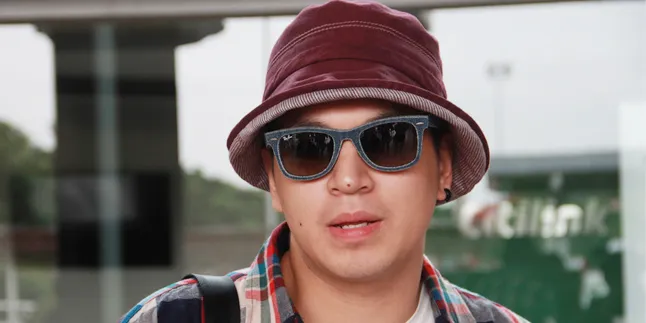 Tampan Berkacamata, Kevin Julio Jadi Rebutan Ibu-Ibu di Bandara