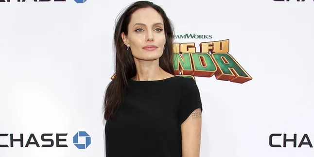 Tampil Beda, Cantiknya Angelina Jolie Saat Jalan Bareng Putranya