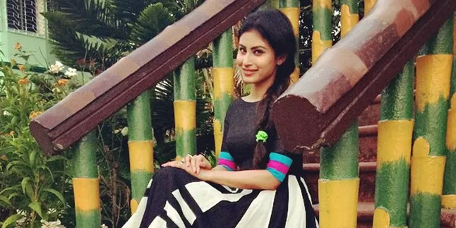 Tampil Berbikini, Mouni Roy Gegerkan Publik