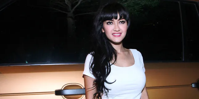 Tampil Berdua, Tangan Ahmad Dhani Menempel di Pinggang Jupe