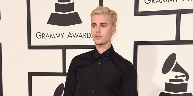 Tampil Berkumis Tipis di Grammy 2016, Justin Bieber Panen Cibiran