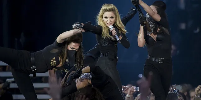 Tampil Bersenjata, Madonna Bikin Fans Colorado Shock