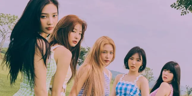 Tampil Cantik di Comeback Terbaru, Red Velvet Dituduh Jiplak Busana Desainer Ini!