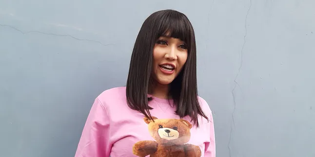 Tampil Cetar, Lucinta Luna Jadi Sorotan Saat Hadiri Dinner 'Bangsawan'