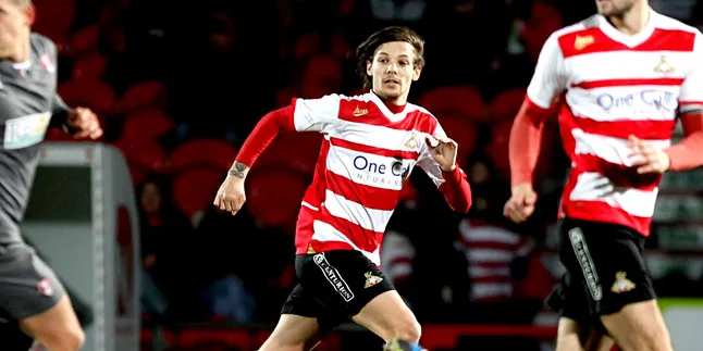 Tampil Debut, Louis Tomlinson Ciptakan Histeria di Stadion!