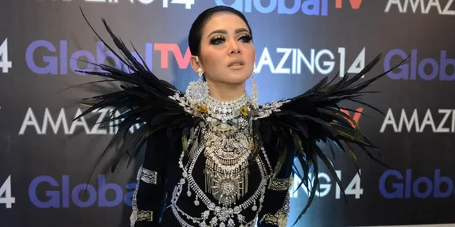 Tampil Dengan Bulu-Bulu Bak Sayap, Syahrini: Amazing