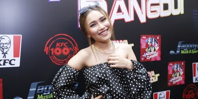 Appearing with Curly Hair and Blue Soflens, Ayu Ting Ting Flooded with Praise