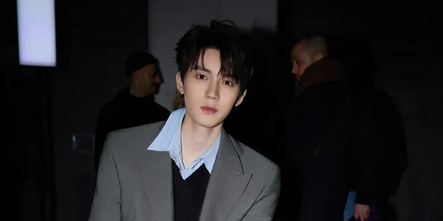Appearing with Slick-Back Hair and a Gray Suit, Zhou Yiran Steals Attention at Paris Fashion Week 2026