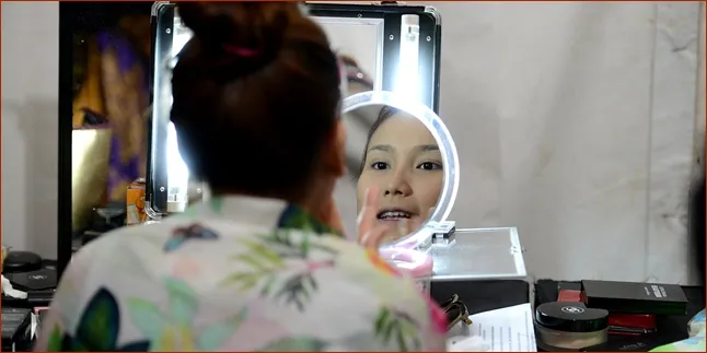Tampil di Candi Prambanan, Ayu Ting Ting Pakai Make Up Sendiri