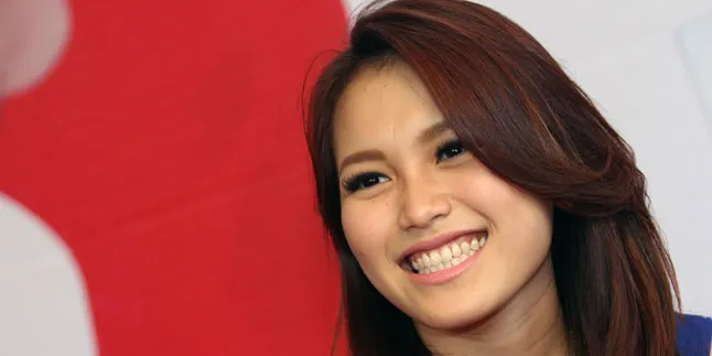 Tampil di Dahsyat, Ayu Ting Ting Dipijit Raffi dan Ayu Dewi