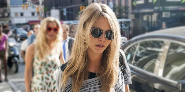 Tampil di Depan Publik, Cara Delevingne 'Lupa' Pakai Celana