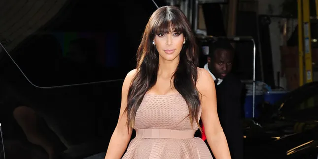 Tampil di Depan Umum, Kim Kardashian Lupa Pakai Baju?