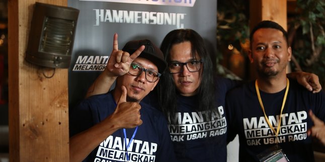 Tampil di Hammersonic 2018, Otong Koil Berikan Gitar Kepada Penonton