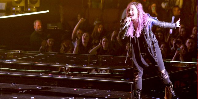 Tampil di Kanada, Demi Lovato Tiru Gaya Avril Lavigne?