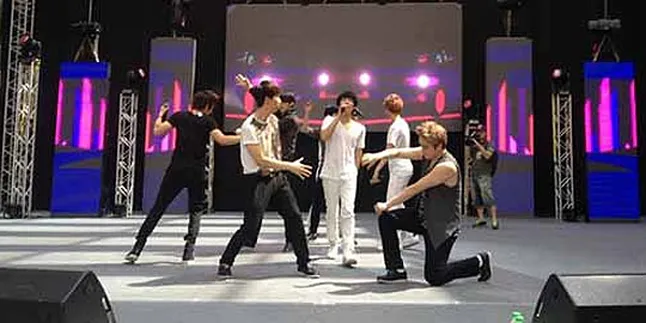 Tampil di Malaysia, Boyband ZE:A Hibur 2.000 Fans